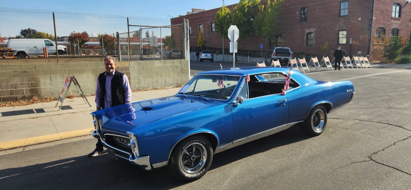 Member beside his blue GTO before the parade
